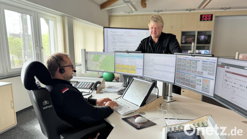 Jürgen Meyer (rechts), Leitstellenleiter der ILS Oberpfalz Nord, und Schichtleiter Stephan Krauß haben mit ihrem Team alle Notrufe im Blick. Archivbild: Dominik Mark