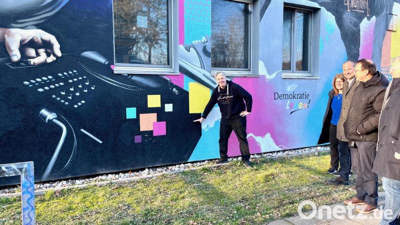 Von der Ostseite des Jugendzentrums wäre eine Rampe bis zur Rückseite hin am Skatepark möglich. Ein neuer Zugang würde direkt ins Juz-Café führen. Florian Graf zeigt bei einem Pressetermin im Januar, wo die Rampe in etwa starten würde. Auch dem Bauausschuss gefällt diese Variante. Archivbild: Gabi Schönberger