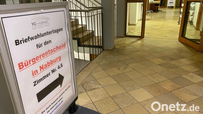 Das Landratsamt als Rechtsaufsichtsbehörde stellt klar: Der Bürgerentscheid „Tunnellösung“, für den bereits die Briefwahlunterlagen im Nabburger Rathaus (Bild) beantragt werden können, ist zulässig. Bild: Wilhelm Amann