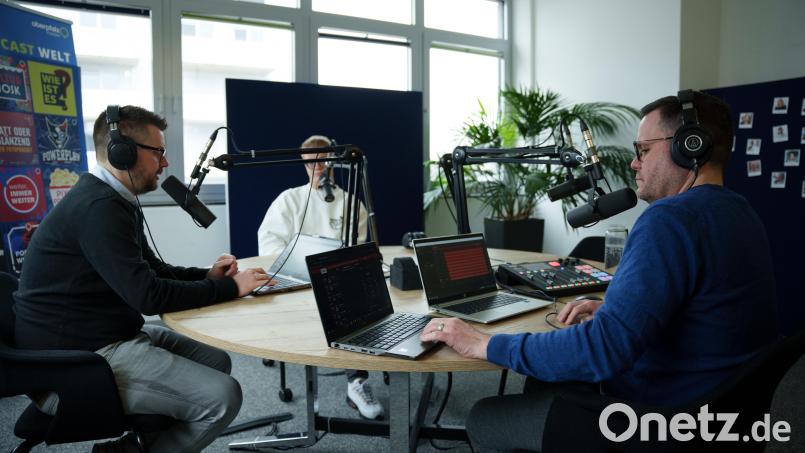Fabian Leeb (von links), Max Schlötter und Thomas Webel diskutierten in der neuen &quot;Powerplay&quot;-Folge über die Situation bei den Blue Devils Weiden. Bild: Jakob Graf