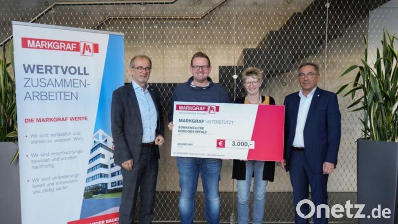 Marco Pscherer und Daniela Pscherer von Sonnenblicke Nordoberpfalz (Mitte) erhielten von den Markgraf-Geschäftsführern Thomas Löw (links) und Liborius Gräßmann (rechts) eine Spende über 3000 Euro. Bild: Markgraf Unternehmenskommunikation/exb