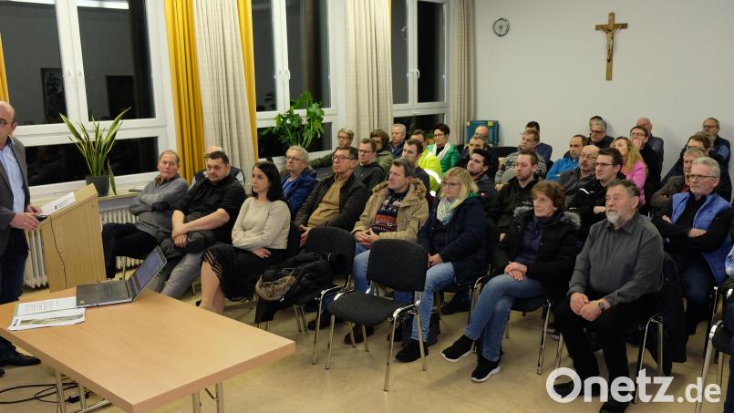 Die Bürgerschaft zeigt am Schlammersdorfer Gemeindegeschehen viel Interesse. Bei der Bürgerversammlung freute sich Bürgermeister Johannes Schmid (links) über &quot;ein volles Haus&quot;. Bild: do