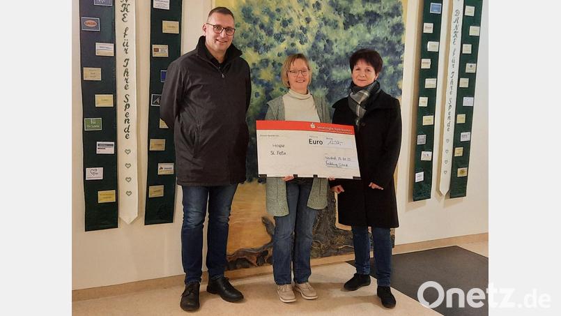 Susanne Wagner nimmt mit großer Freude die Spende für das Hospiz Sankt Felix von Familie Schmid entgegen. Bild: Carmen Marterer/exb