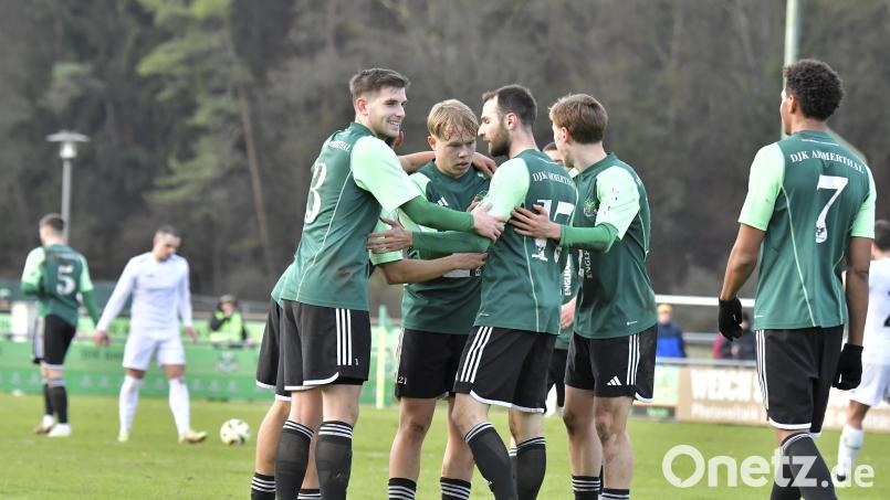 Juhu, endlich wieder ein Testspiel: Wegen schlechter Trainingsbedingungen freuen sich die Spieler der DJK Ammerthal auf das Duell mit dem SC Großschwarzenlohe. Archivbild: Hubert Ziegler