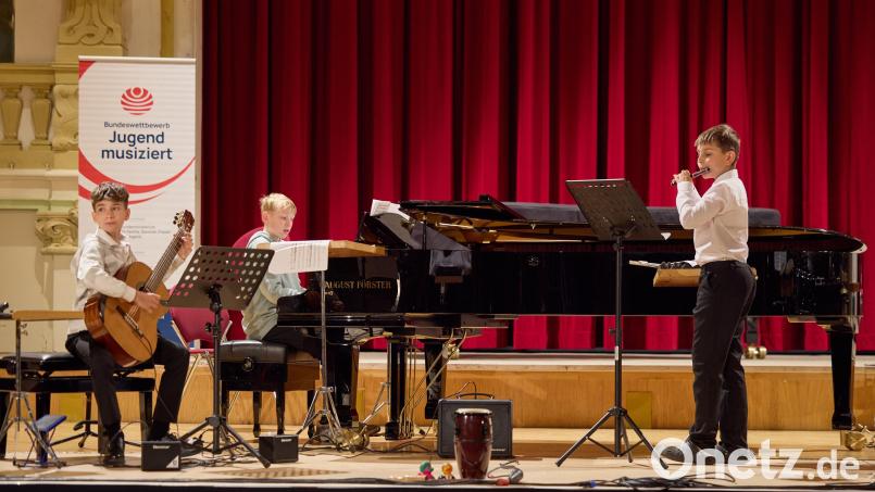 So wie die Bremer August Gottschalk, Henri Müller und Benedikt Linke (von links) präsentieren sich am Sonntag die erfolgreichen Oberpfälzer &quot;Jugend musiziert&quot;- Teilnehmer im Rathaussaal in Sulzbach-Rosenberg. Bild: Oliver Borchert/Bundesgeschäftsstelle Jugend musiziert/exb