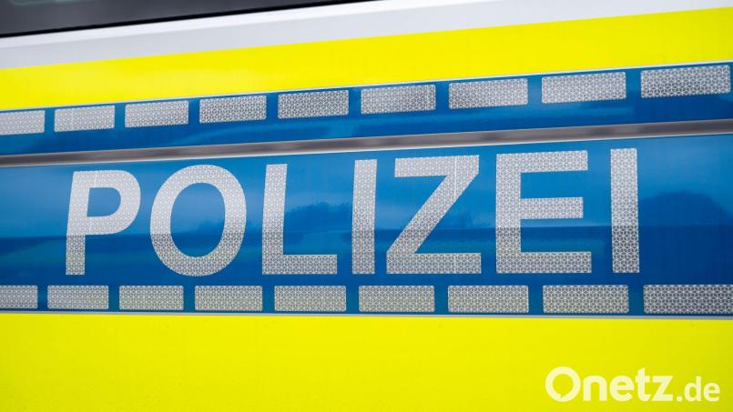 Die Polizei ermittelt wegen des Diebstahls von Wahlplaketen und der Beschädigung eines Feldkreuzes. Symbolbild: Daniel Vogl/dpa