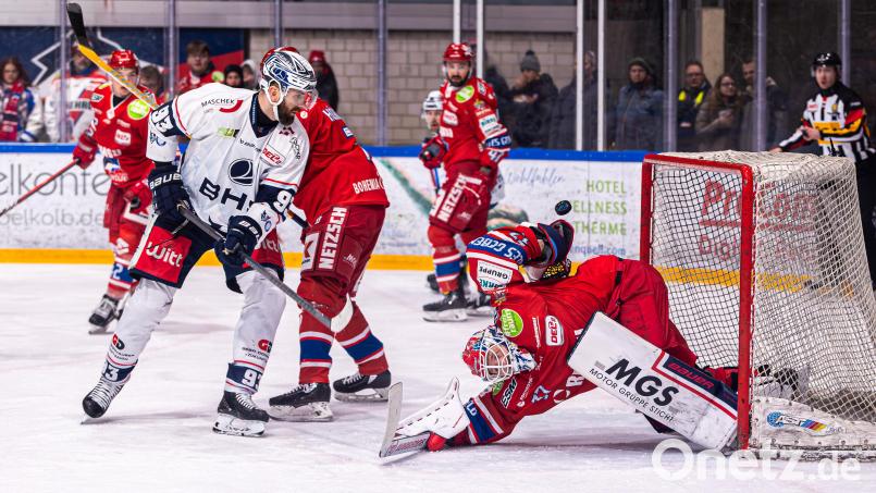 Unglaublich, aber wahr: Dieser Versuch von Lukas Vantuch (weißes Trikot) landete nicht im Selber Tor. Wölfe-Goalie Kevin Carr parierte unter Aufbietung all seiner akrobatischen Fähigkeiten. Bild: Werner Moller