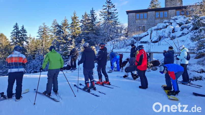 Die Nordabfahrt am Ochsenkopf ist bei Ski-Touristen dank Kunstschnee-Auflage eine beliebte Anlaufstelle. Die kalte, aber schneelose Witterung wirkt sich auch auf die anderen Lifte aus. Bild: Wilhelm Zapf/exb