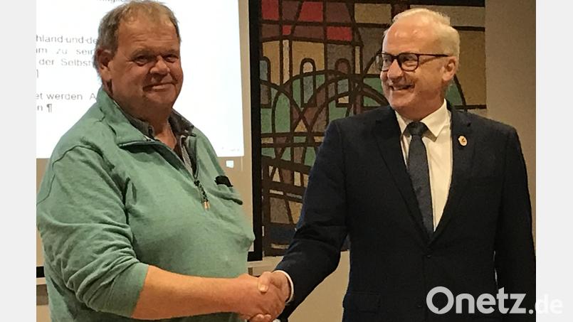 Bürgermeister Bernhard Lindner (rechts) gratuliert Jürgen Werner zu seinem neuen Amt als Gemeinderat. Bild: mma