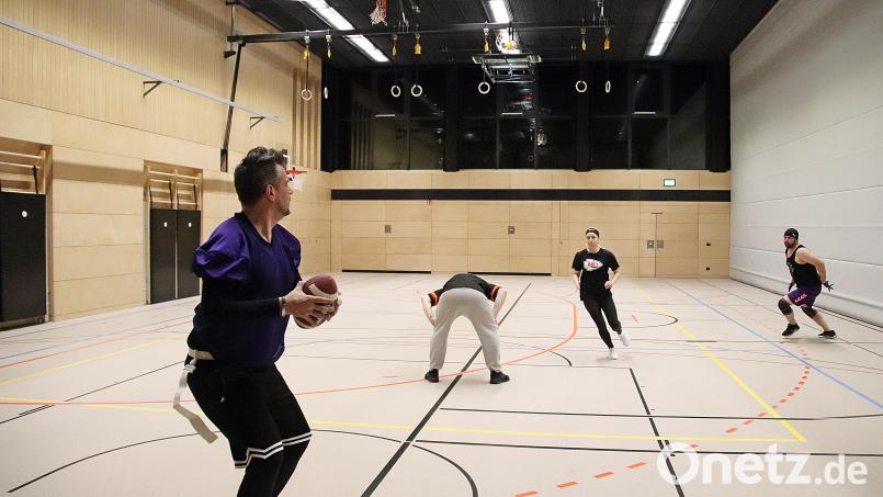 Initiator Glenn-Philipp Ruß beim Flag-Football-Training auf der Spielmacher-Position des Quarterbacks. Bild: jma