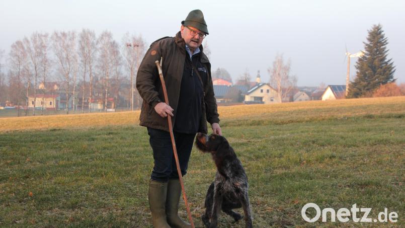 Alfred Stier geht gerne auf die Jagd. Hier mit seinem knapp zweijährigen Drahthaar-Jagdhund &quot;Hexe&quot;, den er erst seit ein paar Wochen hat. Bild: kro