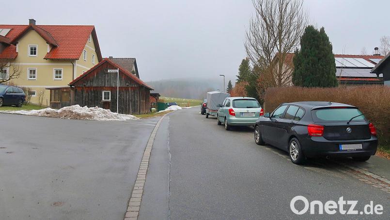 Eng geht es oft wegen parkender Autos im Weißensteiner Weg im Friedenfelser Ortsteil Frauenreuth zu. Im Bild die Straße bei der Abzweigung Voglherdweg (links). Bild: bsc