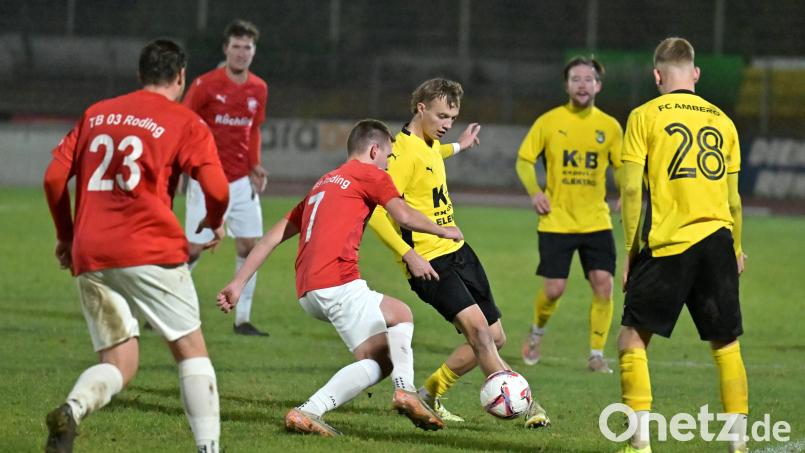 Noah Majdic (Dritter von rechts) und seine Teamkollegen vom FC Amberg testen gegen den SV Inter Bergsteig Amberg – in Weiden. Archivbild: Hubert Ziegler