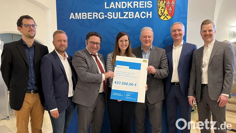 Den Förderbescheid überreicht (von links): Alexander Bock (Regierung der Oberpfalz), Landtagsabgeordneter Bernhard Heinisch, Staatssekretär Tobias Gotthardt, Regionalmanagerin Katharina Schenk, Landrat Richard Reisinger, Landtagsabgeordneter Harald Schwartz und Niklas Scheder (Wirtschaftsministerium). Bild: Christine Hollederer