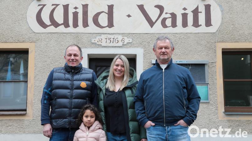 Die Wirte Jörg Kroha (mit Tochter Sofie), Stefanie Lenz und Albert Wartha haben das Wild-Vaitl gekauft, damit das Wirtshaus so bleiben kann, wie es ist. Bild: Wolfgang Steinbacher