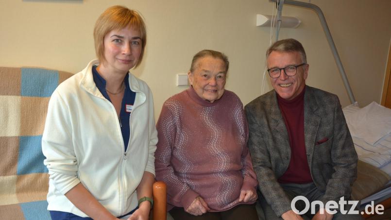 Jubilarin Ernestine Panhans freute sich über die Glückwünsche von Bürgermeister Franz Stahl und Altenpflegerin Natalia Formenko. Bild: jr
