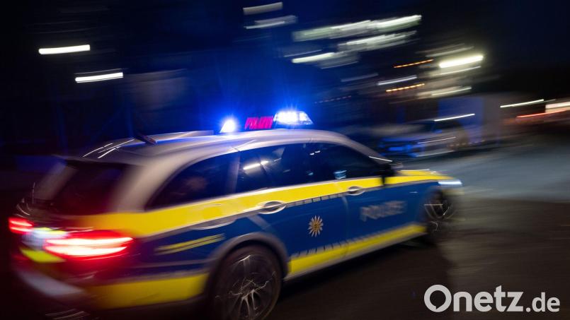 Die Polizei ist auf der Suche nach Zeugen, die etwas zu einer Verfolgungsfahrt im Januar bei Rimbach (Landkreis Cham) sagen können. Symbolbild: Marijan Murat/dpa