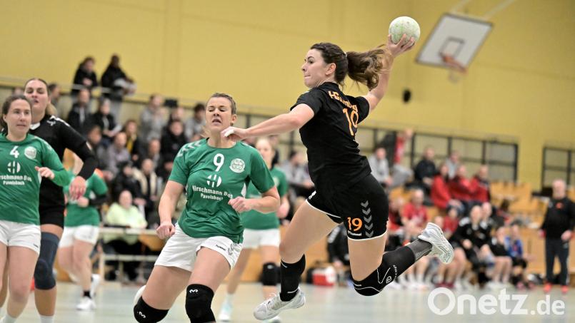 Julia Schmitt (rechts) von der HG Amberg kommt in dieser Szene am Kreis zum Wurf. Gegen die SG Regensburg hoffen die Amberger Handballerinnen auf eine kleine Überraschung. Bild: Hubert Ziegler