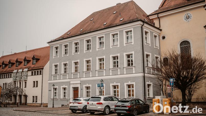 Die drei Parkplätze am Schrannenplatz werden zu Kurzzeitparkplätzen – der Behindertenparkplatz bleibt unverändert. Bild: Michael Golinski/Stadt Amberg