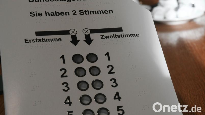 Die rechte obere Ecke der Stimmzettel für die bevorstehende Bundestagswahl am 23. Februar im Wahlkreis 234 Weiden ist abgeschnitten. Das soll blinden und sehbehinderten Menschen eine eigenständige Wahl ermöglichen. Symbolbild: Gabi Schönberger