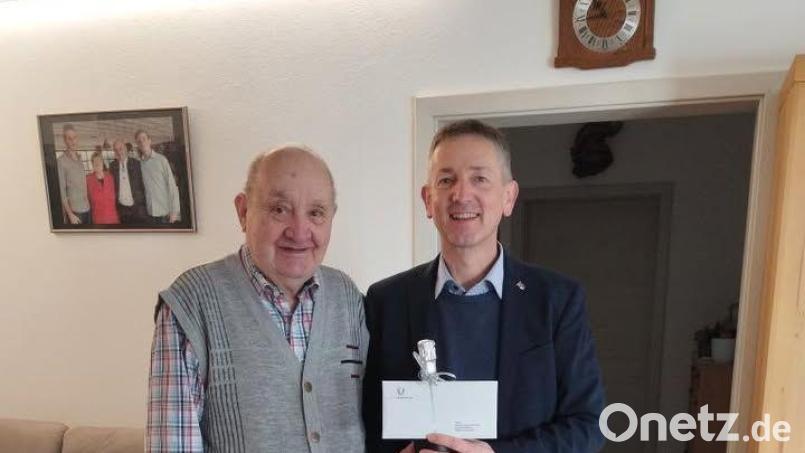 Günther Schenker (links) aus Ursensollen feiert 85. Geburtstag, wozu ihm Bürgermeister Albert Geitner gratuliert. Bild: Regina Kießling
