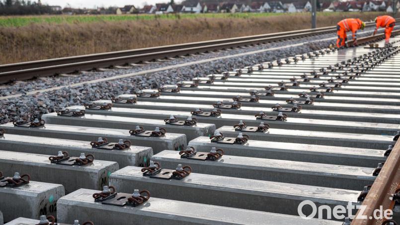 Würde die Bahnstrecke nicht voll gesperrt werden, würde das die Bauarbeiten laut der Bundesnetzagentur beträchtlich verlängern. Bild: Daniel Vogl/dpa