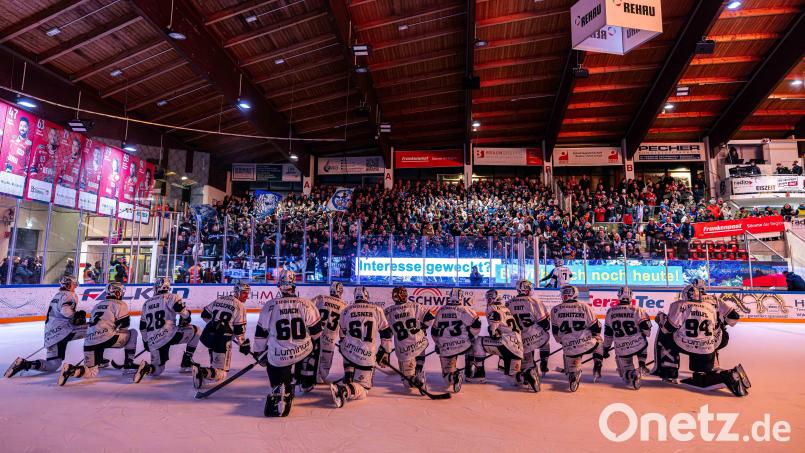 Die Blue Devils Weiden ließen sich nach dem Derbysieg bei den Selber Wölfen von den mitgereisten Anhängern feiern. Bild: Werner Moller