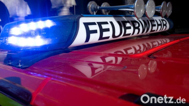 Ein Garagendach ist in Weidenberg im Landkreis Bayreuth Flammen aufgegangen. Bild: Sven Hoppe/dpa