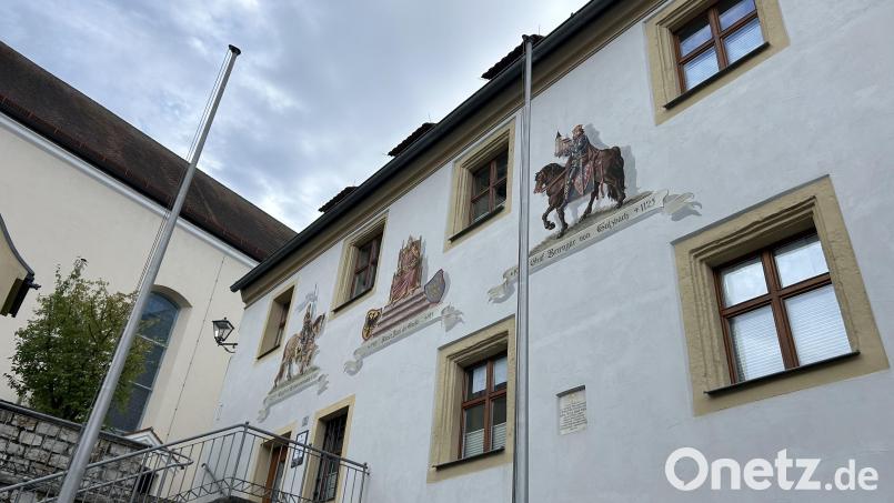 Der Markt Lauterhofen im Landkreis Neumarkt befand sich um 1100 im Besitz der Grafen von Sulzbach. Davon zeugt eine Abbildung von Berengar I. (rechts) an der Fassade des Rathauses in Lauterhofen. Daneben sind Kaiser Karl der Große und Seyfried Schweppermann abgebildet. Bild: Andreas Royer [