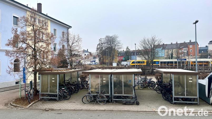 Der Parkplatz für Fahrräder am Weidener Bahnhof ist in die Jahre gekommen und bietet schon lange nicht mehr genügend Platz. Die Stadt wünscht sich eine Lösung, scheiterte aber bislang in den Verhandlungen mit der Deutschen Bahn. Bild: Gabi Schönberger