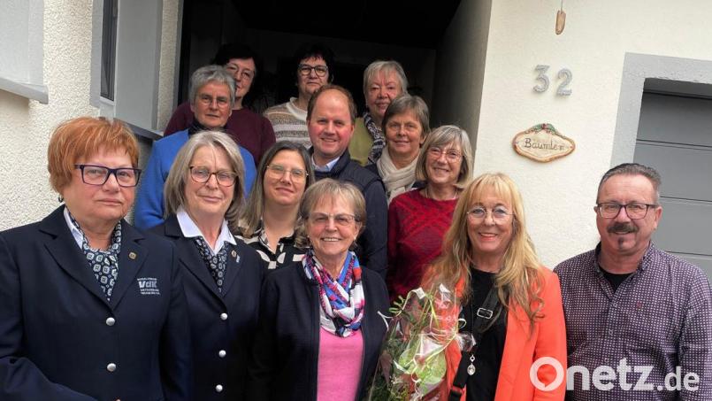 Dem Geburtstagskind Barbara Barbara Bäumler (vorne Mitte) gratulieren Anna Höfler und Hilde Maderer vom VdK, Karin Schindler und Herbert Suttner vom VdK-Kreisverband, Pastoralreferentin Susanne Albang, Pfarrer Stefan Wagner und Vertreter vom Seniorenkreis der Pfarrei St. Josef. Bild: Diana Bäumler/exb