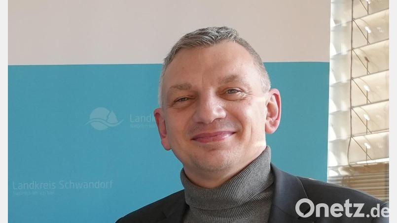 Gewinnerin Angelika Hirmer erhält den von Lukas Obendorfer (Zweiter von rechts) gestifteten Gutschein für einen Wellnesstag. Manuel Lischka (rechts) vom Partnerverein und Christian Meyer vom Landratsamt (links) gratulieren zum Gewinn der Landkreis-Rallye. Bild: Laura Kohl/Landratsamt Schwandorf/exb