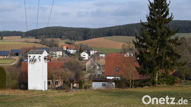 Im Bereich der Ortschaft Schirmdorf rollen noch in diesem Jahr die Baumaschinen an. Im ersten Schritt wird die Gemeindeverbindungsstraße nach Unterkatzbach saniert. Weiterhin ist ein Flurneuordnungsverfahren für die Grundstücke nördlich der Ortschaft angeordnet. Bild: bnr