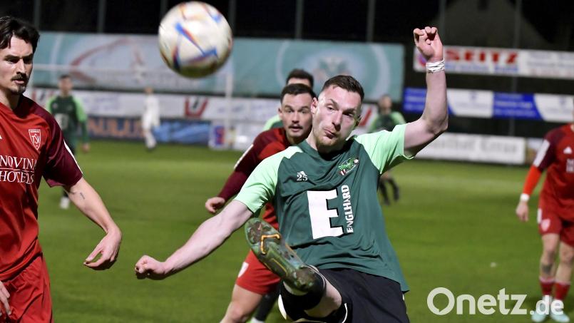 Martin Popp (vorne/Szene aus einem anderen Spiel) traf gegen Großschwarzenlohe zum 2:0. Archivbild: Hubert Ziegler