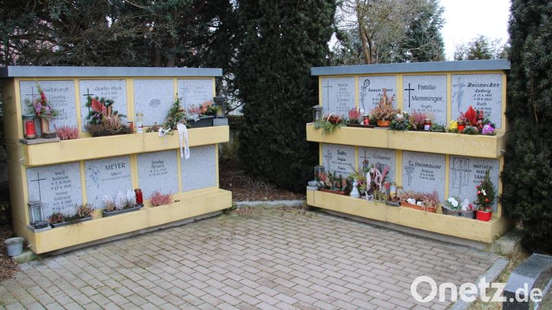 Die beiden alten Urnenwände neben dem Leichenhaus auf dem Plößberger Friedhof sollen nach Ablauf der Ruhefristen, die nach dem 1. Januar 2026 nicht mehr verlängert werden, zurückgebaut werden. Bild: prh