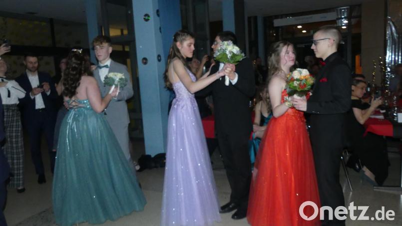 Mit ihren festlichen Kleidern waren die Wirtschaftsschülerinnen beim Abschlussball in der Aula des Gymnasiums dies Stars des Abends. Bild: rn