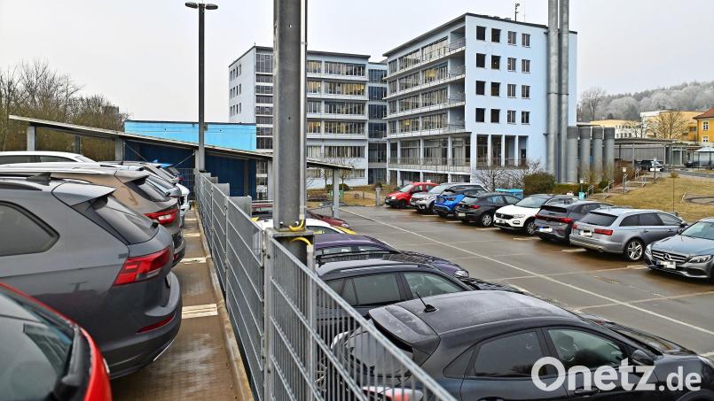 Vor rund 16 Jahren wurden das Parkhaus und die Freifläche am Klinikum in Marktredwitz geplant und gebaut. Damals ging man davon aus, dass die 289 Stellplätze genügen würden. Doch der aktuelle Bedarf ist wesentlich höher. Bild: Florian Miedl/fph