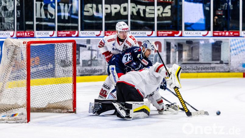 Das Tor von Tomas Ruben ebnete den Blue Devils am Sonntagabend den Weg zum zweiten Derby-Sieg des Wochenendes. Am Ende gewannen die Weidener mit 3:0 gegen die Eisbären Regensburg. Bild: Tobias Neubert