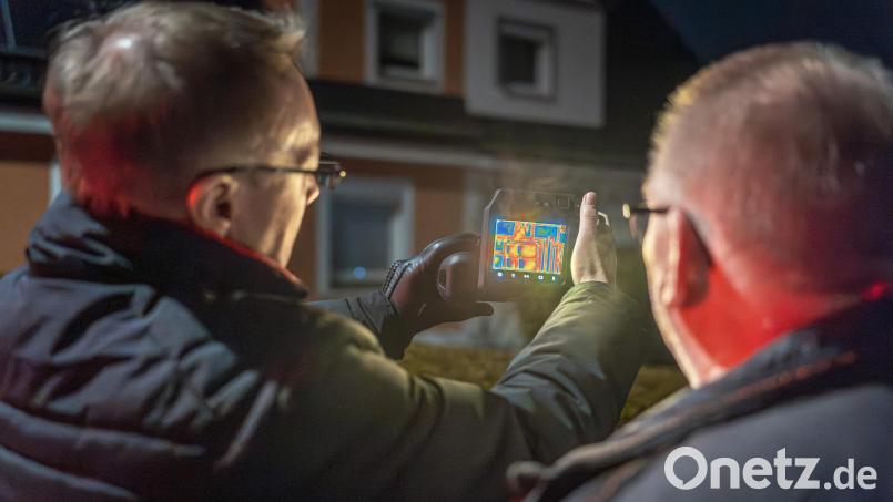 Energieberater Thomas Großer erläutert erste Thermografie-Ergebnisse im Ortsteil Luitpoldhöhe. Bild: Michael Golinski