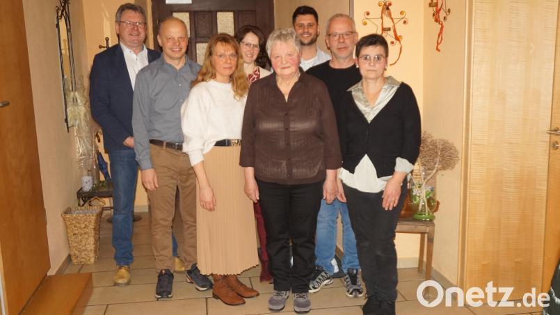 Bürgermeister Martin Prey (links) und die Kinder, Schwieger- und Enkelkinder gratulierten Margarete Gillitzer zum 80. Geburtstag. Bild: wel