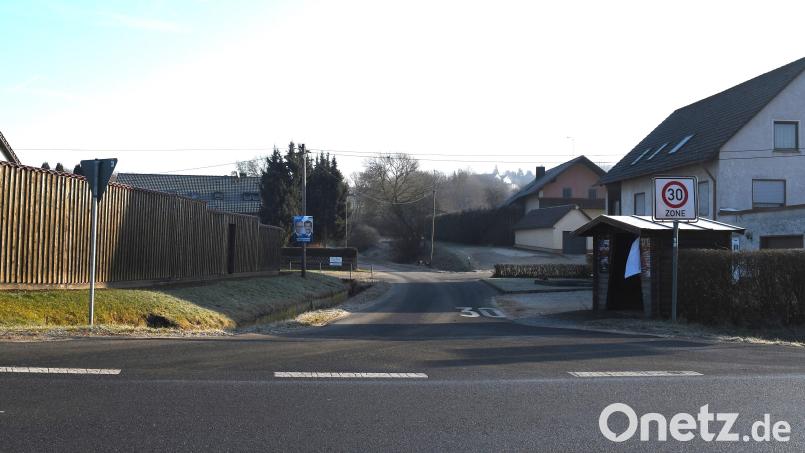 Die bisherige Einfahrt von Greßmühle in die Kreisstraße AS30 wird künftig nur noch ein Fußweg sein. Eine neue Verkehrsanbindung wird im Zuge der Dorferneuerung gebaut. Bild: sche