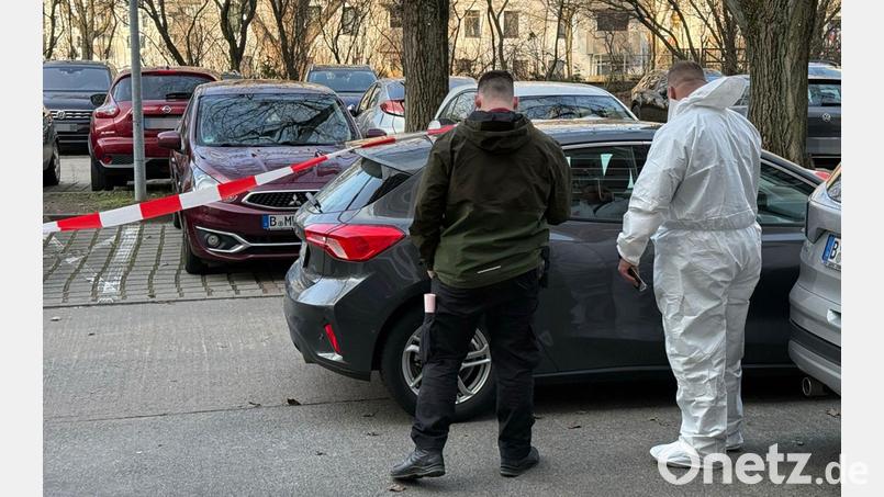 Nach einer Gewalttat in Berlin-Marzahn untersuchen Beamte der Spurensicherung ein Auto. Bild: Marco Porzig/Porzig/dpa