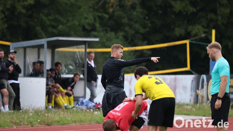 Martin Schuster (Mitte) gibt auch kommende Saison die Kommandos auf der Bank der SpVgg Vohenstrauß. Seit gut einer Woche läuft das Training wieder. Bild: Dieter Jäschke