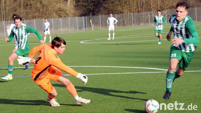 Der Mitterteicher Nicolai Wagner (rechts) auf dem Weg zum 2:0. Gebenbachs Keeper Christoph Lindner war am Ende geschlagen. Bild: heh