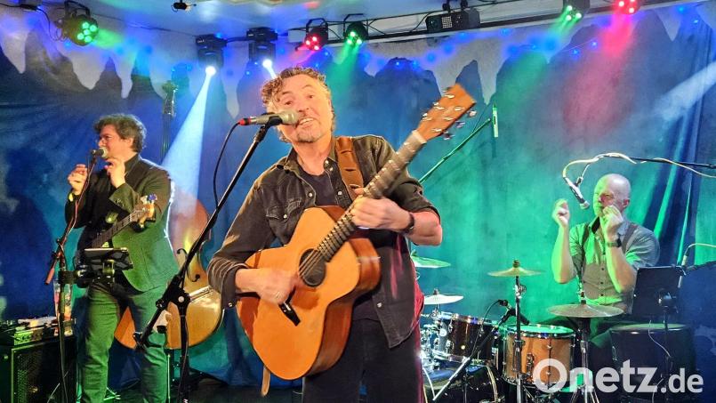 Richie Necker (Mitte) und seine Freunde Erich Parzefall (Percussion) und Jochen Beckert (Bass, Kontrabass). Bild: uz