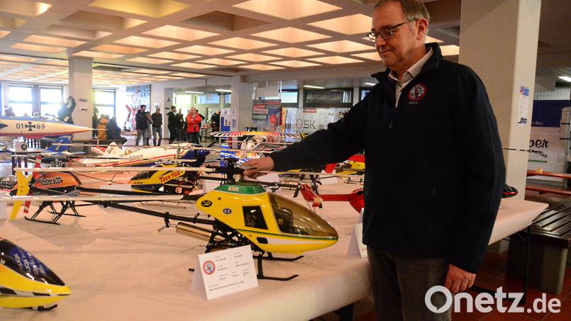 Albert Dotzler ist stolz auf seinen Hubschrauber, einen &quot;Uni Star 60&quot;. Bild: Kunz