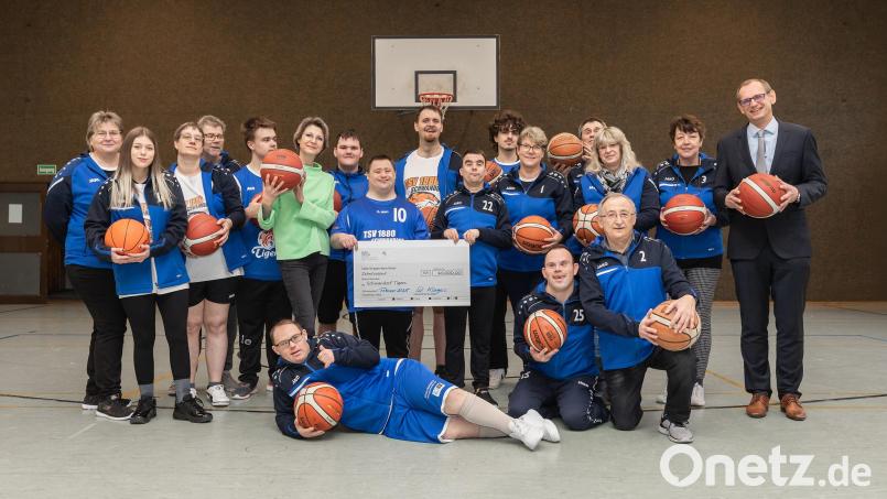 Die Schwandorf Tigers dürfen sich über eine Spende in Höhe von 10 000 Euro freuen. Bild: Harry Zdera/exb