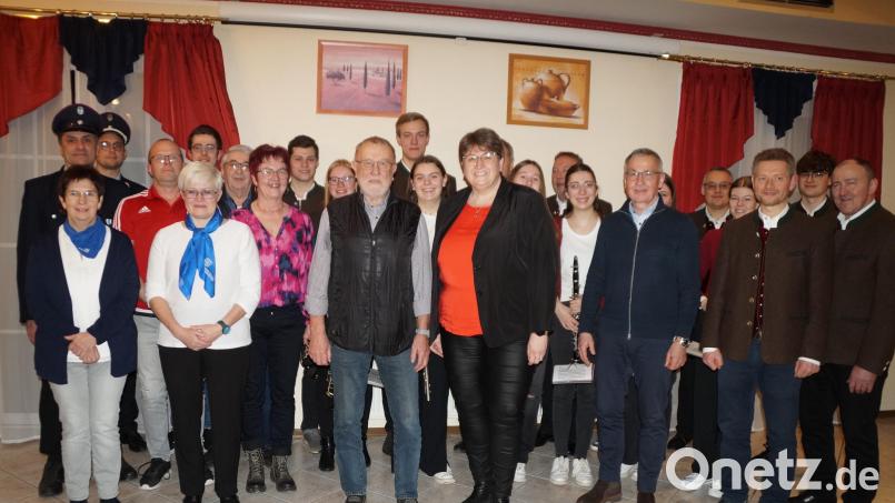 Eine große Gratulantenschar mit Bürgermeisterin Anita Forster überbringt Glückwünsche zum 70. Geburtstag von Altbürgermeister und Ehrenbürger Johann Graßl (beide Bildmitte). Bild: wel