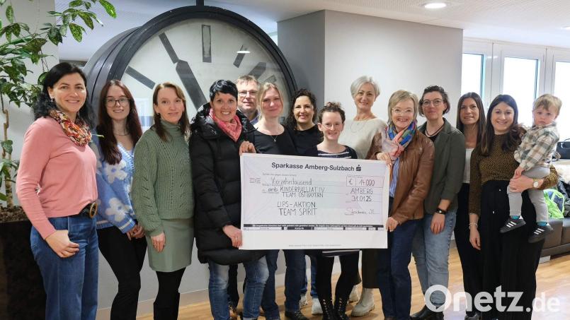 Manuela Stockner (Vierte von links) überreichte zusammen mit Kolleginnen des SPIRIT-Teams eine Spende in Höhe von 14.000 Euro an das Kinderpalliativteam Ostbayern im Amberger Klinikum. Für die großzügige Spenden bedankten sich Klinikumvorstand Manfred Wendl (Fünfter von links) und die Palliativ Care Fachkraft und Gesundheits- und Kinderkrankenpflegerin Christina Neiß (Siebte von links). Bild: Manuela Stockner