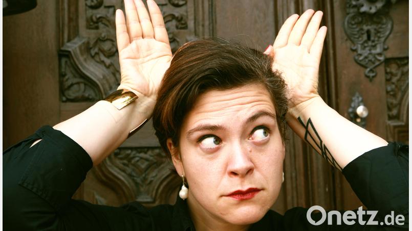 Nora-Eugenie Gomringer ist Gastgeberin des neuen Latenight-Formates „Tinte & Terz“ im Stadttheater Amberg Bild: Judith Kinitz/exb